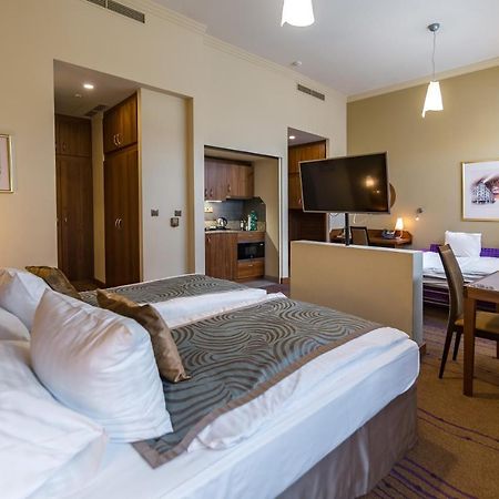 Merchants Crown Suites And Spa Praga Exterior foto A typical studio apartment