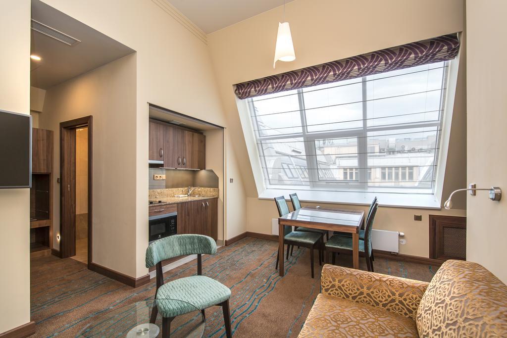 Merchants Crown Suites And Spa Praga Exterior foto A typical apartment