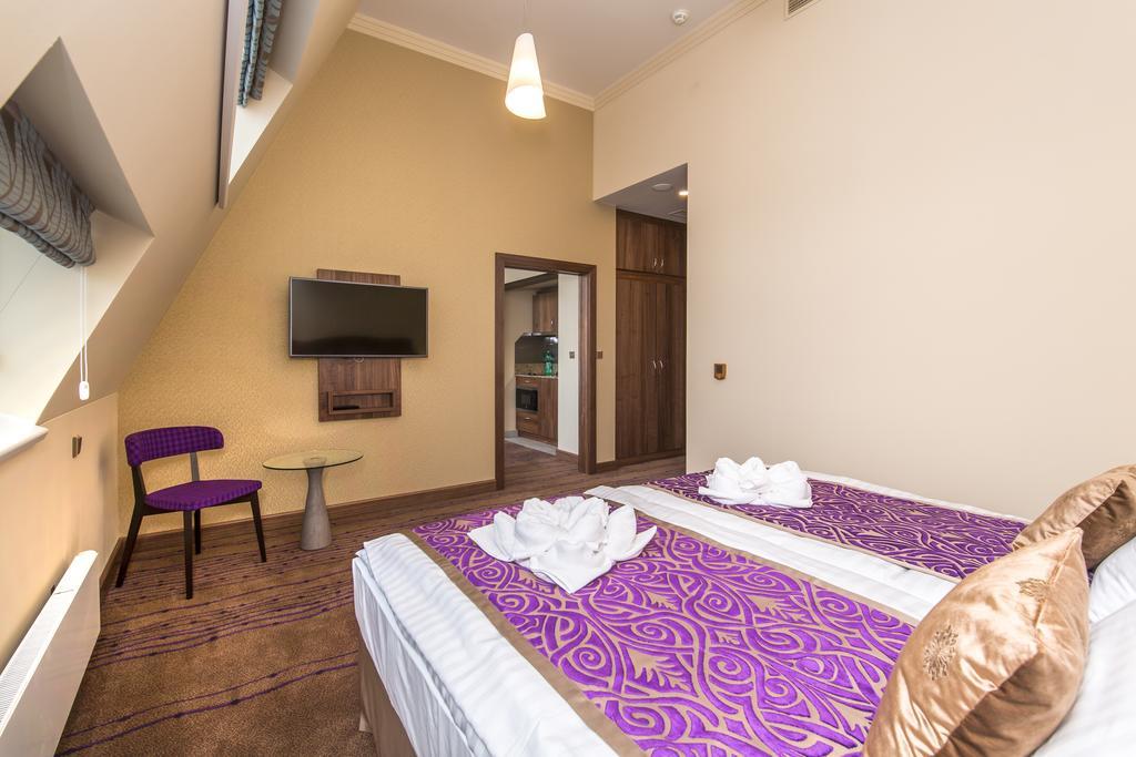 Merchants Crown Suites And Spa Praga Exterior foto A room at the Premier Inn in London