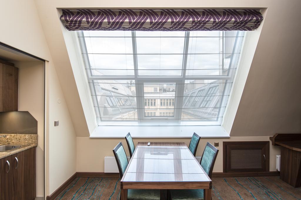 Merchants Crown Suites And Spa Praga Exterior foto Roman shade