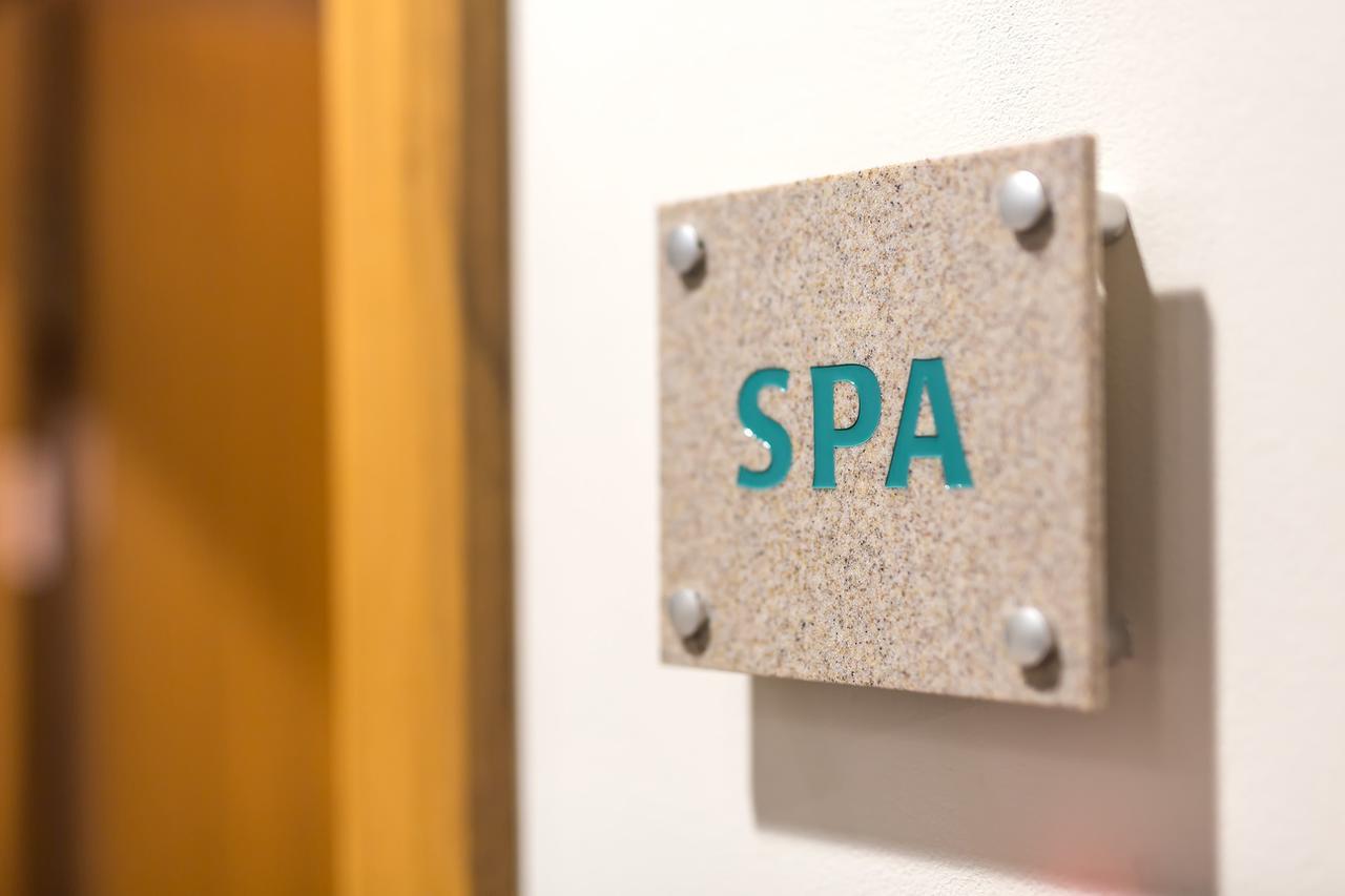 Merchants Crown Suites And Spa Praga Exterior foto Spa sign
