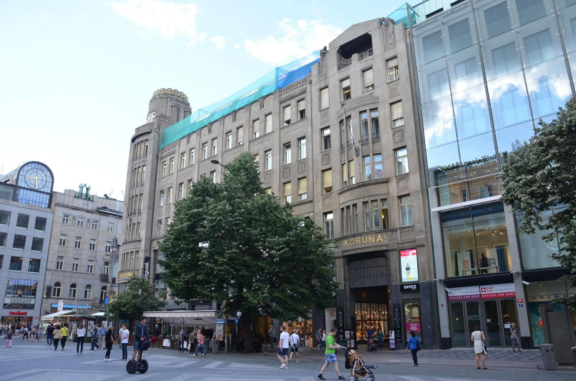 Merchants Crown Suites And Spa Praga Exterior foto The former department store, now a shopping centre