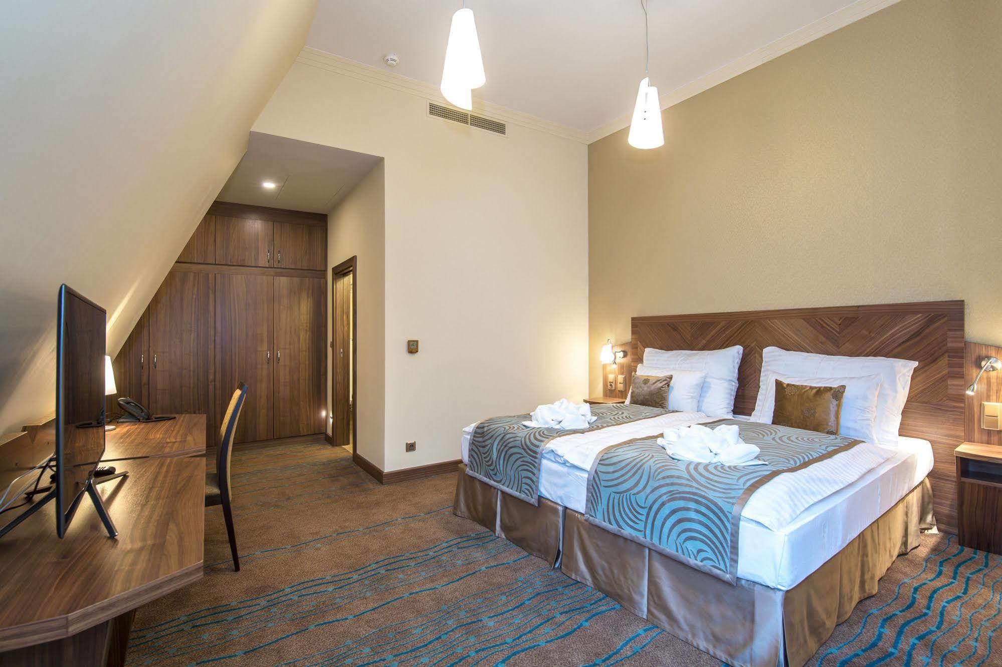 Merchants Crown Suites And Spa Praga Exterior foto A room at the hotel