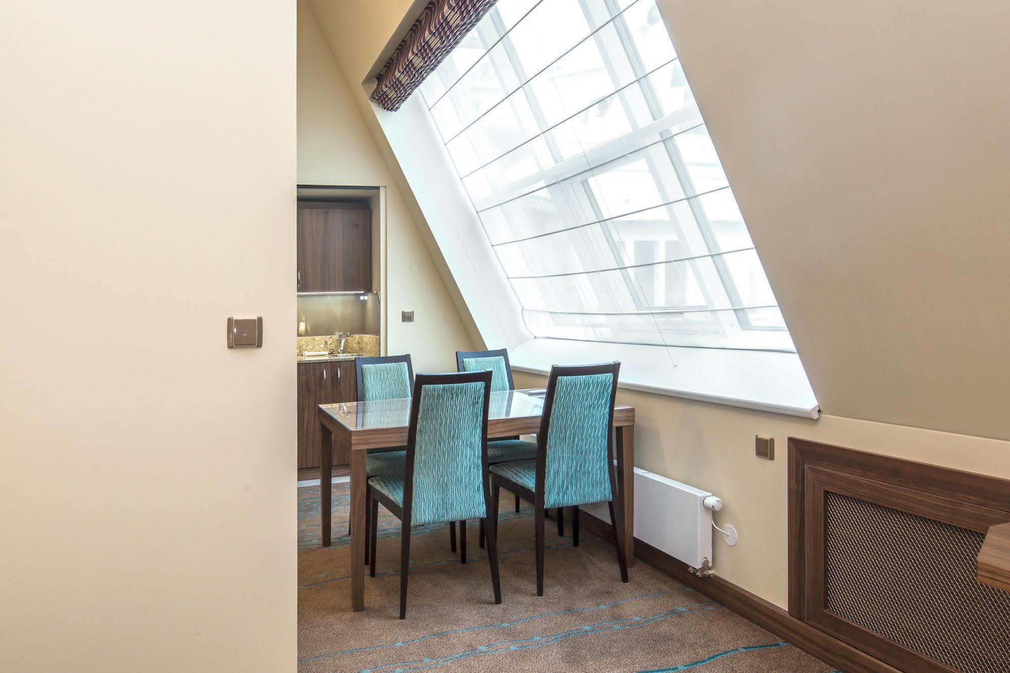 Merchants Crown Suites And Spa Praga Exterior foto A Roman blind in a hotel room