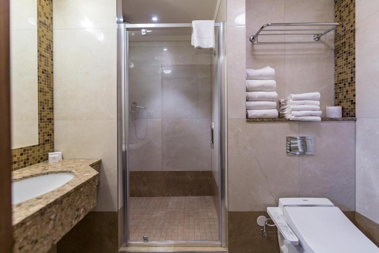 Merchants Crown Suites And Spa Praga Exterior foto A shower enclosure