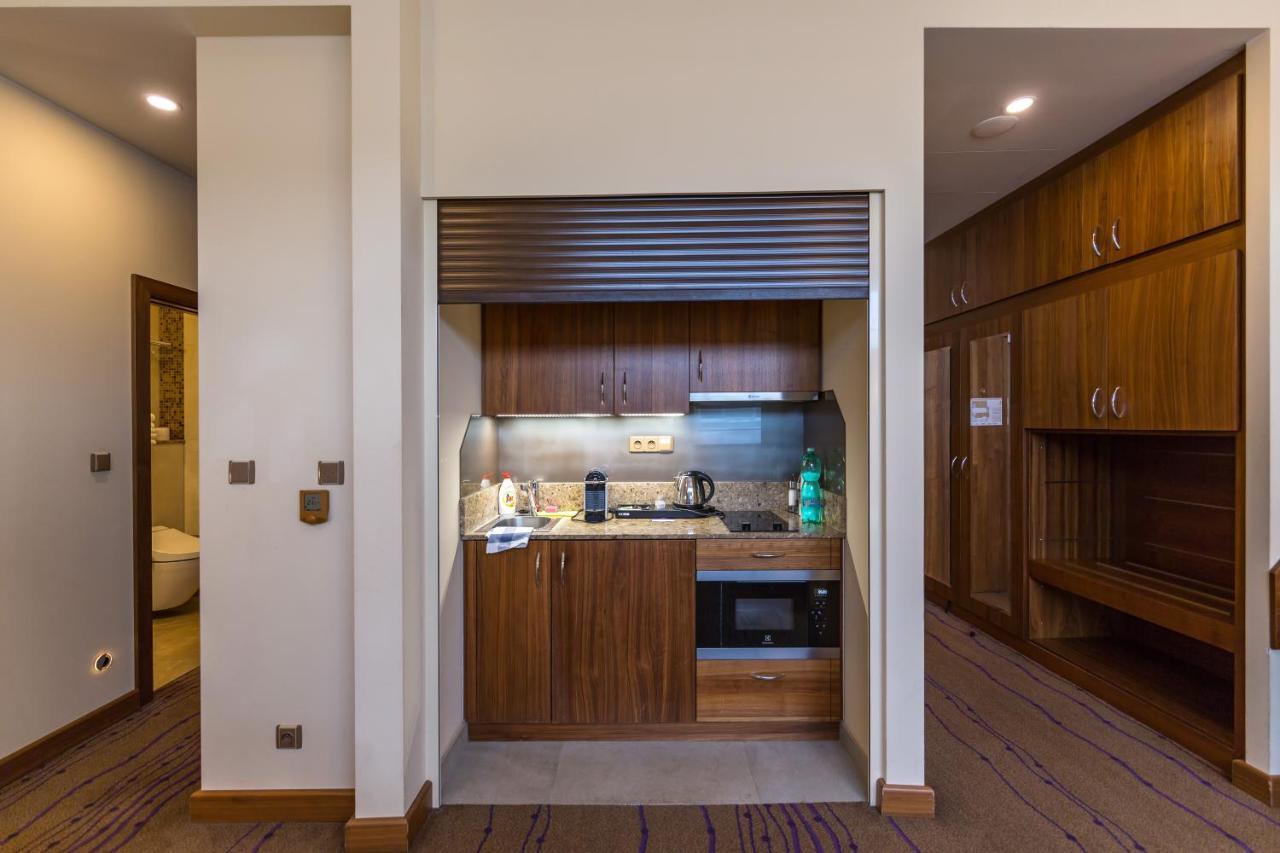 Merchants Crown Suites And Spa Praga Exterior foto A kitchenette in a hotel room