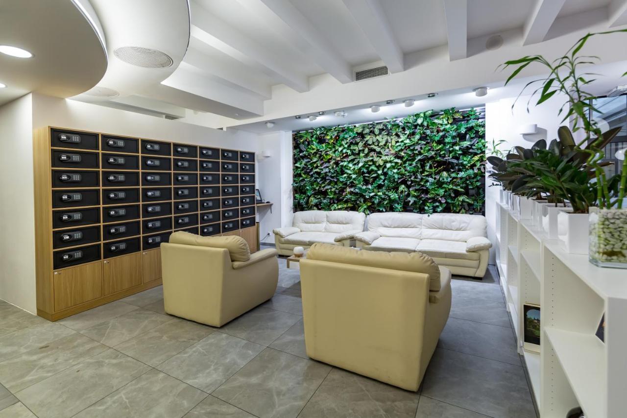 Merchants Crown Suites And Spa Praga Exterior foto Green wall in a modern office